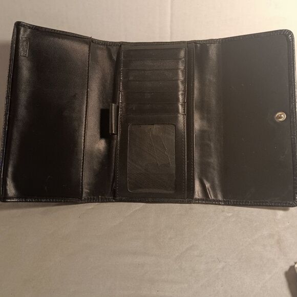 Vintage Dooney and Bourke Black Croc Embossed Leather Tri-fold Wallet - Picture 6 of 9